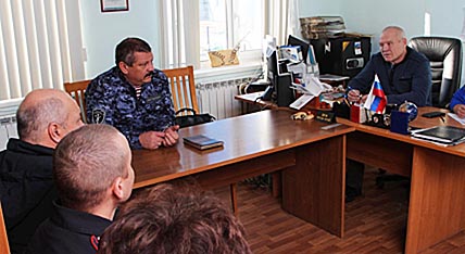 В кабинете главы администрации села Ваеги полковник полиции Юрий Князев встретился с местными жителями, ответил на их вопросы и напомнил о правилах приобретения, хранения и ношения оружия. ФОТО: МИХАИЛ ГЕРМАШОВ