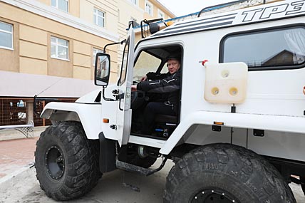Директор усть-бельской школы Андрей Яковлев говорит, что новая техника пока будет находиться в Анадыре, но в ближайшее время уйдёт в Усть-Белую по зимнику. ФОТО: ВАДИМ МАТВЕИЧЕВ Директор усть-бельской школы Андрей Яковлев говорит, что новая техника пока будет находиться в Анадыре, но в ближайшее время уйдёт в Усть-Белую по зимнику. ФОТО: ВАДИМ МАТВЕИЧЕВ
