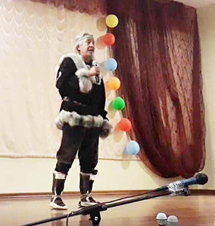 Василий Кевкей начал заниматься музыкой ещё в юности, самостоятельно освоил игру на гитаре и яраре. С 1979 по 1985 годы учился во Владивостокском художественном училище, имеет диплом художника. Вернувшись на малую родину, в 1986 году получил приглашение работать в ансамбле «Эргырон», где вначале был танцором, а позднее начал успешную карьеру артиста вокального жанра. ФОТО: СЕРГЕЙ ПЕТРЕНКО
