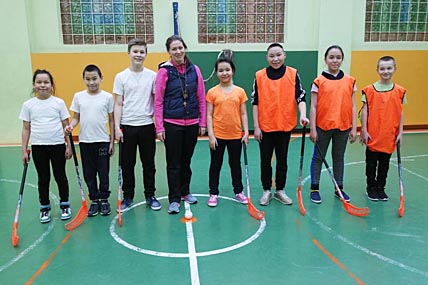 Учитель физкультуры Центра образования села Лаврентия Вера Ходателева также ведёт секцию по флорболу (хоккей с мячом в зале). ФОТО: НАТАЛЬЯ ГРИГОРЬЕВА