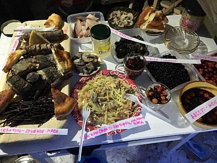 Приготовленные хозяйкой яранги Александрой Тыневги блюда чукотской кухни сопровождались пояснительными подписями для тех, кто их никогда не пробовал. ФОТО: РАИСА ТИМОШЕНКО Приготовленные хозяйкой яранги Александрой Тыневги блюда чукотской кухни сопровождались пояснительными подписями для тех, кто их никогда не пробовал. ФОТО: РАИСА ТИМОШЕНКО