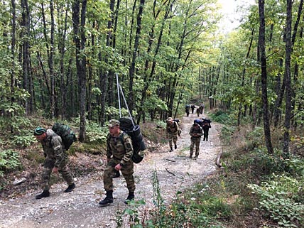 Группа из девяти военнослужащих и пятерых гражданских поднимается на один из перевалов Главного Кавказского хребта. ФОТО: ИЗ АРХИВА ПАВЛА ШАТСКИХ Группа из девяти военнослужащих и пятерых гражданских поднимается на один из перевалов Главного Кавказского хребта. ФОТО: ИЗ АРХИВА ПАВЛА ШАТСКИХ