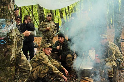На привалах участники рейда слушали аудиозаписи сводок Совинформбюро об освобождении от фашистов населённых пунктов, расположенных по маршруту, и исполняли у костра песни военных лет. ФОТО: ИЗ АРХИВА ПАВЛА ШАТСКИХ На привалах участники рейда слушали аудиозаписи сводок Совинформбюро об освобождении от фашистов населённых пунктов, расположенных по маршруту, и исполняли у костра песни военных лет. ФОТО: ИЗ АРХИВА ПАВЛА ШАТСКИХ