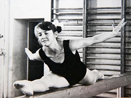 1966 год: Душанбинская школьница Люба с полной самоотдачей занимается спортом. Её целеустремлённость приносит победу на Всесоюзной спартакиаде учащихся. ФОТО: ИЗ АРХИВА ЛЮБОВИ КРАСИКОВОЙ 1966 год: Душанбинская школьница Люба с полной самоотдачей занимается спортом. Её целеустремлённость приносит победу на Всесоюзной спартакиаде учащихся. ФОТО: ИЗ АРХИВА ЛЮБОВИ КРАСИКОВОЙ