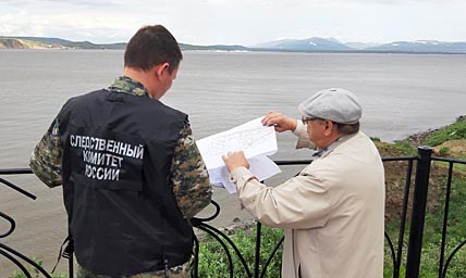 Следователь в рамках уголовного дела о злоупотреблении представителем администрации Анадыря должностными полномочиями при обустройстве одного из кварталов, повлёкшем ущерб городскому бюджету на сумму свыше 10 млн рублей, проводит осмотр места происшествия с участием специалиста, который осуществлял стройконтроль. ФОТО: ИЗ АРХИВА СКР ПО ЧУКОТСКОМУ АО Следователь в рамках уголовного дела о злоупотреблении представителем администрации Анадыря должностными полномочиями при обустройстве одного из кварталов, повлёкшем ущерб городскому бюджету на сумму свыше 10 млн рублей, проводит осмотр места происшествия с участием специалиста, который осуществлял стройконтроль. ФОТО: ИЗ АРХИВА СКР ПО ЧУКОТСКОМУ АО