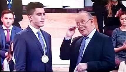 Победитель четвертьфинала «Умниц и умников» Роман Шамраев весьма находчиво ответил на вопрос Юрия Вяземского о качестве школьного образования в округе. Победитель четвертьфинала «Умниц и умников» Роман Шамраев весьма находчиво ответил на вопрос Юрия Вяземского о качестве школьного образования в округе.