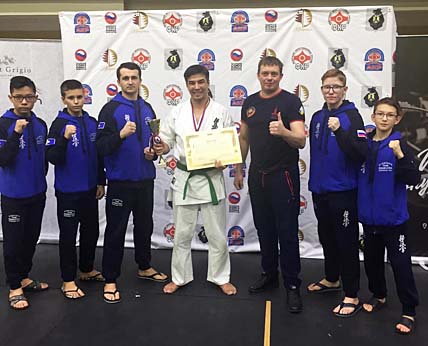 Андрей Кравцов (в центре), выступивший на Чемпионате ДФО в возрастной категории 35–39 лет, третий год подряд занимает призовое место. ФОТО: ИЗ АРХИВА АНТОНА СИМОНОВА Андрей Кравцов (в центре), выступивший на Чемпионате ДФО в возрастной категории 35–39 лет, третий год подряд занимает призовое место. ФОТО: ИЗ АРХИВА АНТОНА СИМОНОВА