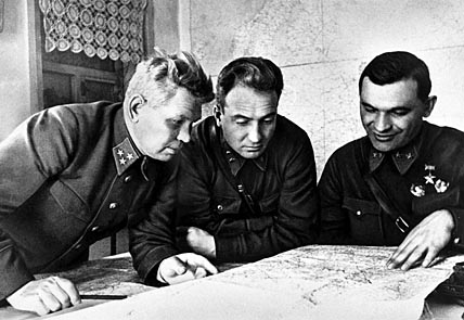 В штабе 57-й армии (слева направо): командующий армией Д. И. Рябышев, член Военного совета Ф. Н. Воронин, заместитель командующего Я. Г. Крейзер. Январь 1942 года. Фото: Анатолий Егоров, ТАСС