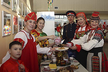 СТОЛЫ НАКРЫЛИ, ЗИМУ ПРОВОДИЛИ