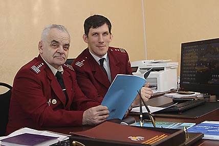 Главный санитарный врач округа Антон Семенихин работает на Чукотке более 10 лет, а его заместитель Василий Кирин, который, кстати, отметит в этом году 65-летие, – с 1997 года. ФОТО: МИХАИЛ ГЕРМАШОВ Главный санитарный врач округа Антон Семенихин работает на Чукотке более 10 лет, а его заместитель Василий Кирин, который, кстати, отметит в этом году 65-летие, – с 1997 года. ФОТО: МИХАИЛ ГЕРМАШОВ