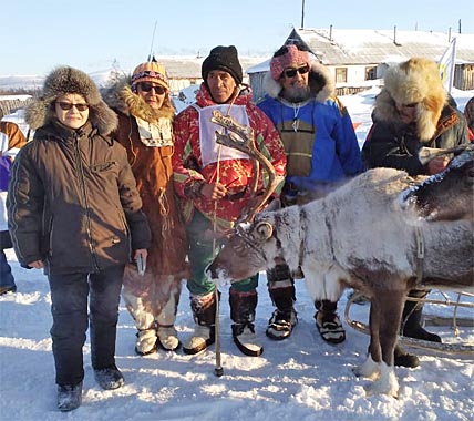 Самый быстрый каюр гонки Сергей Делянский ( в центре) получил в качестве приза сертификат на 100 тысяч рублей. Самый быстрый каюр гонки Сергей Делянский ( в центре) получил в качестве приза сертификат на 100 тысяч рублей.