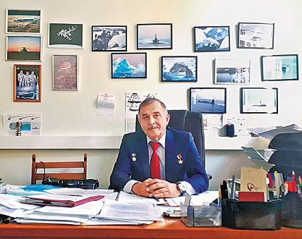 Космонавтика – это во многом бумажная работа, заметил Герой России, выпускник школы № 1 Анадыря Павел Виноградов, совершивший три полёта на орбиту, в ходе которых он еженедельно присылал информацию для «КС». ФОТО: ИЗ АРХИВА ПАВЛА ВИНОГРАДОВА Космонавтика – это во многом бумажная работа, заметил Герой России, выпускник школы № 1 Анадыря Павел Виноградов, совершивший три полёта на орбиту, в ходе которых он еженедельно присылал информацию для «КС». ФОТО: ИЗ АРХИВА ПАВЛА ВИНОГРАДОВА