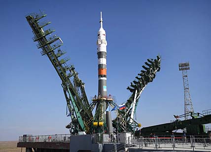Новейшая ракета-носитель «Союз-2.1а» с кораблём «Союз МС-16» 6 апреля была установлена на стартовый стол космодрома Байконур. ФОТО: TWITTER.COM/ROSCOSMOS Новейшая ракета-носитель «Союз-2.1а» с кораблём «Союз МС-16» 6 апреля была установлена на стартовый стол космодрома Байконур. ФОТО: TWITTER.COM/ROSCOSMOS