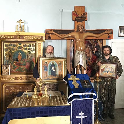 Участники автомобильного крестного хода Олег Андреев и Павел Застрожнов в певекском храме Успения Пресвятой Богородицы с Небоявленным Животворящим Крестом Господним. ФОТО: РАИСА ТИМОШЕНКО Участники автомобильного крестного хода Олег Андреев и Павел Застрожнов в певекском храме Успения Пресвятой Богородицы с Небоявленным Животворящим Крестом Господним. ФОТО: РАИСА ТИМОШЕНКО