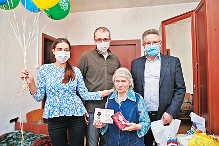Надежда Михайловна Самойлова, которой 9 марта исполнилось 83 года, как и другие пожилые люди, сейчас находится на самоизоляции. Поэтому гости во время посещения её квартиры не снимали медицинских масок. ФОТО: ПРЕСС-СЛУЖБА ПРАВИТЕЛЬСТВА ЧУКОТСКОГО АО Надежда Михайловна Самойлова, которой 9 марта исполнилось 83 года, как и другие пожилые люди, сейчас находится на самоизоляции. Поэтому гости во время посещения её квартиры не снимали медицинских масок. ФОТО: ПРЕСС-СЛУЖБА ПРАВИТЕЛЬСТВА ЧУКОТСКОГО АО
