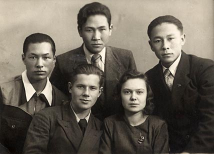 Студенты Рытхэу Ю. С., Леонтьев В. В., Анко Ю. М., Шурыгина Э. А., Чиутегин Н. М. ФОТО: ИЗ ФОНДА МЦ «НАСЛЕДИЕ ЧУКОТКИ» Студенты Рытхэу Ю. С., Леонтьев В. В., Анко Ю. М., Шурыгина Э. А., Чиутегин Н. М. ФОТО: ИЗ ФОНДА МЦ «НАСЛЕДИЕ ЧУКОТКИ»