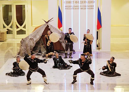 Ансамбль «Эргырон», который давно стал визитной карточкой нашего округа, неизменно представляет его на самых высоких уровнях. Не стали исключением и Дни Чукотского АО в Совете Федерации, проходившие в верхней палате российского парламента в октябре 2017 года. ФОТО: АНТОН ЛОБАНОВ Ансамбль «Эргырон», который давно стал визитной карточкой нашего округа, неизменно представляет его на самых высоких уровнях. Не стали исключением и Дни Чукотского АО в Совете Федерации, проходившие в верхней палате российского парламента в октябре 2017 года. ФОТО: АНТОН ЛОБАНОВ