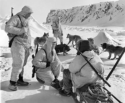 Пограничный дозор в районе острова Ратманова. 1976 год. ФОТО: МИХАИЛ ГЕРМАШОВ Пограничный дозор в районе острова Ратманова. 1976 год. ФОТО: МИХАИЛ ГЕРМАШОВ