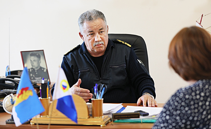 Виктор Тюхтий: «В последние годы мы присоединили к предприятию два морских порта – в Эгвекиноте и Провидения. За счёт этого структура ОАО «Анадырьморпорт» усложнилась, а количество грузооборота увеличилось. ФОТО: ВАДИМ МАТВЕИЧЕВ Виктор Тюхтий: «В последние годы мы присоединили к предприятию два морских порта – в Эгвекиноте и Провидения. За счёт этого структура ОАО «Анадырьморпорт» усложнилась, а количество грузооборота увеличилось. ФОТО: ВАДИМ МАТВЕИЧЕВ