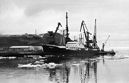 Идёт обработка теплохода «Тайшет», первого судна навигации 1983 года. ФОТО: МИХАИЛ ГЕРМАШОВ Идёт обработка теплохода «Тайшет», первого судна навигации 1983 года. ФОТО: МИХАИЛ ГЕРМАШОВ