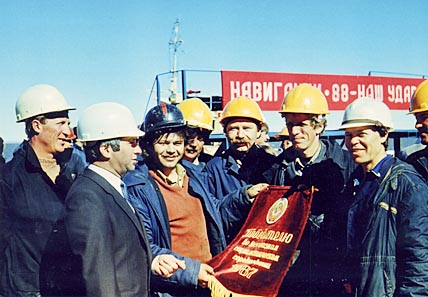 Передовой коллектив докеров- механизаторов под началом Станислава Жойды (второй слева) по итогам работы в навигацию 1987 года был признан Министерством морского флота СССР лучшим во Всесоюзном социалистическом соревновании. ФОТО: МИХАИЛ ГЕРМАШОВ Передовой коллектив докеров- механизаторов под началом Станислава Жойды (второй слева) по итогам работы в навигацию 1987 года был признан Министерством морского флота СССР лучшим во Всесоюзном социалистическом соревновании. ФОТО: МИХАИЛ ГЕРМАШОВ