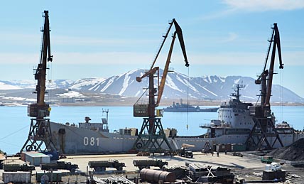 БДК «Николай Вилков» (у причальной стенки) при водоизмещении 4650 тонн способен брать на борт до 1,5 тыс. тонн техники и грузов. Его экипаж – 55 человек. Вооружён спаренной 57-мм артустановкой ЗИФ-31Б. ФОТО: Светлана МУСИЯКАФОТО: СВЕТЛАНА МУСИЯКА