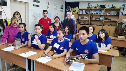 ДВА ЯЗЫКА  В ОДНОЙ  КОМПАНИИ