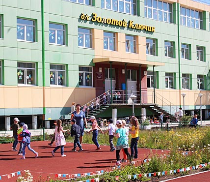 Пока в «Золотом ключике» каждая группа гуляет только на своей площадке. Также не проводится никаких совместных эстафет или игр.  ФОТО: МИХАИЛ ГЕРМАШОВ