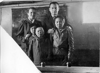 Антон  Зеленский  в нешканской  школе с учениками и коллегой. 