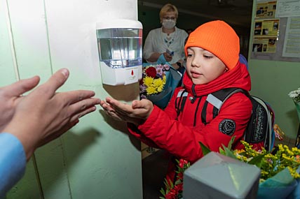 Первоклассникам показали, как пользоваться санитайзерами. ФОТО: ЗЕМФИРА АЗАМАТОВА Первоклассникам показали, как пользоваться санитайзерами. ФОТО: ЗЕМФИРА АЗАМАТОВА