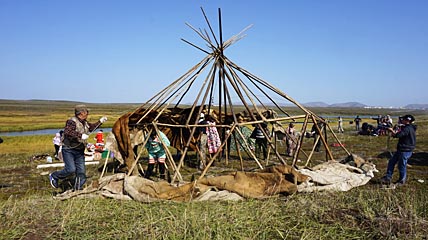 Коллективная установка традиционного жилища уже давно превратилась в атрибут «Э'йн’эва». Так, например, «строили» ярангу в 2019 году в Беринговском. ФОТО: ИЗ АРХИВА ЛАРИСЫ АБРЮТИНОЙ Коллективная установка традиционного жилища уже давно превратилась в атрибут «Э'йн’эва». Так, например, «строили» ярангу в 2019 году в Беринговском. ФОТО: ИЗ АРХИВА ЛАРИСЫ АБРЮТИНОЙ