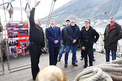 Пожалуй, никто из жителей Эгвекинота раньше не бывал на таком огромном паруснике, длина которого – 115,5 м. Во время экскурсии многие впервые узнавали названия мачт и элементов такелажа, а также знакомились с механизмами управления судна. ФОТО: НИКОЛАЙ БЕРЕЖНОЙ Пожалуй, никто из жителей Эгвекинота раньше не бывал на таком огромном паруснике, длина которого – 115,5 м. Во время экскурсии многие впервые узнавали названия мачт и элементов такелажа, а также знакомились с механизмами управления судна. ФОТО: НИКОЛАЙ БЕРЕЖНОЙ
