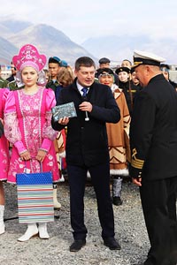 Глава городского округа Эгвекинот Роман Коркишко вручил капитану «Седова» Виктору Николину сувенир – плакетку из мрамора с выгравированной на ней картой и символикой Чукотки. ФОТО: НИКОЛАЙ БЕРЕЖНОЙ Глава городского округа Эгвекинот Роман Коркишко вручил капитану «Седова» Виктору Николину сувенир – плакетку из мрамора с выгравированной на ней картой и символикой Чукотки. ФОТО: НИКОЛАЙ БЕРЕЖНОЙ