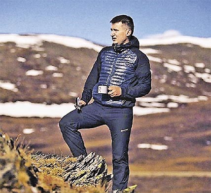 Анатолий Торопов считает, что его бизнес имеет не только коммерческое значение, но и способствует развитию народно-художественных промыслов через сочетание традиций русского скорняжного ремесла и косторезного искусства коренного населения округа. ФОТО: ИЗ АРХИВА АНАТОЛИЯ ТОРОПОВА Анатолий Торопов считает, что его бизнес имеет не только коммерческое значение, но и способствует развитию народно-художественных промыслов через сочетание традиций русского скорняжного ремесла и косторезного искусства коренного населения округа. ФОТО: ИЗ АРХИВА АНАТОЛИЯ ТОРОПОВА