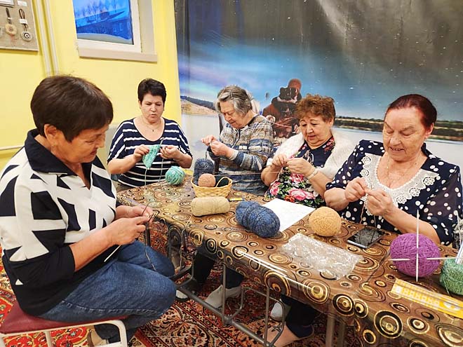 Марковчанки всем клубом приняли участие в патриотической акции «Тепло для героя» и связали 12 пар шерстяных носок, которые вместе с подарками передали в Анадырь для отправки бойцам СВО. ФОТО: ИЗ АРХИВА ЗИНАИДЫ ХАЖИЕВОЙ Марковчанки всем клубом приняли участие в патриотической акции «Тепло для героя» и связали 12 пар шерстяных носок, которые вместе с подарками передали в Анадырь для отправки бойцам СВО. ФОТО: ИЗ АРХИВА ЗИНАИДЫ ХАЖИЕВОЙ