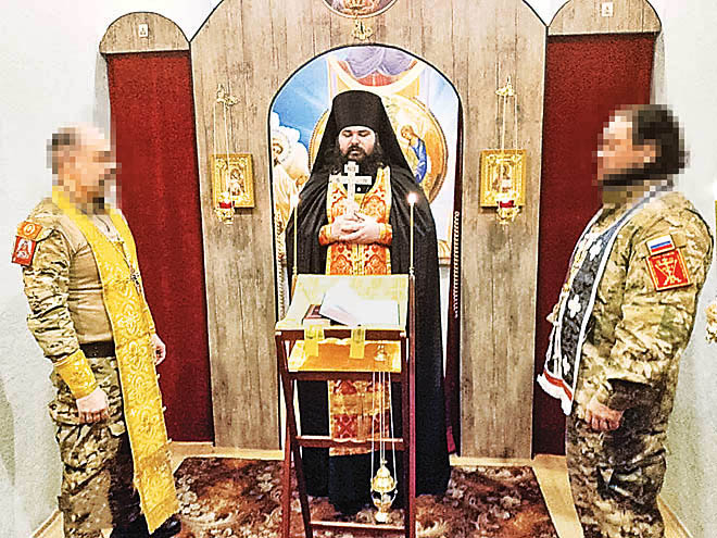 В Донецке отцу Дионисию выделили небольшое помещение для молельной комнаты, где с помощью бойцов быстро появился небольшой храм в честь Святаго Духа. Здесь проводились утренние и вечерние службы. ФОТО: ИЗ АРХИВА ДИОНИСИЯ МАЛЯКИНА В Донецке отцу Дионисию выделили небольшое помещение для молельной комнаты, где с помощью бойцов быстро появился небольшой храм в честь Святаго Духа. Здесь проводились утренние и вечерние службы. ФОТО: ИЗ АРХИВА ДИОНИСИЯ МАЛЯКИНА