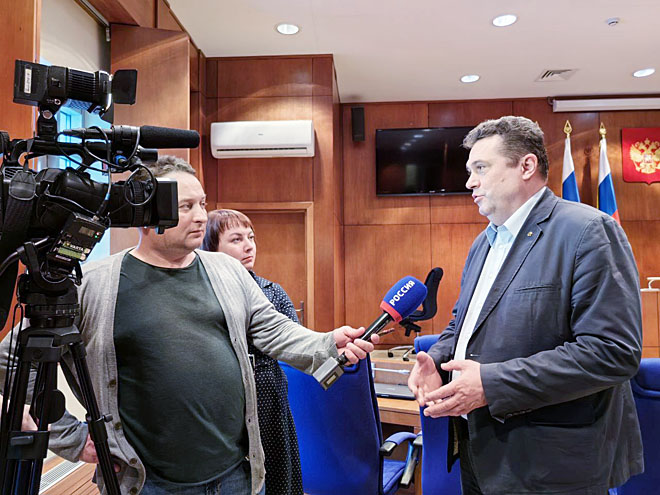 После общения с членами Союза журналистов Чукотки Владимир Соловьёв записал интервью для коллег из ГТРК «Чукотка» и окружной газеты «Крайний Север». ФОТО: ВАДИМ МАТВЕИЧЕВ После общения с членами Союза журналистов Чукотки Владимир Соловьёв записал интервью для коллег из ГТРК «Чукотка» и окружной газеты «Крайний Север». ФОТО: ВАДИМ МАТВЕИЧЕВ