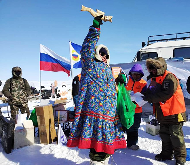 Вырезанную из дерева в виде рыбы удочку Валентины Чиной судьи фестиваля в Лорино признали самым оригинальным орудием лова, вручив её хозяйке термос. ФОТО: МАРИНА ЙУЛДАШЕВА Вырезанную из дерева в виде рыбы удочку Валентины Чиной судьи фестиваля в Лорино признали самым оригинальным орудием лова, вручив её хозяйке термос. ФОТО: МАРИНА ЙУЛДАШЕВА