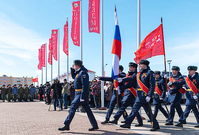 В Анадыре в 2022 году главные мероприятия по празднованию Дня Победы также проходили на центральной городской площади. ФОТО: ЗЕМФИРА АЗАМАТОВА В Анадыре в 2022 году главные мероприятия по празднованию Дня Победы также проходили на центральной городской площади. ФОТО: ЗЕМФИРА АЗАМАТОВА