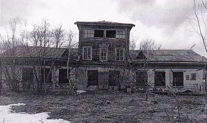 Аэропорт, который начали возводить в 1942 году, прослужил селу до 1984-го.  Потом здание было оставлено и пришло в запустение. Так оно выглядело в 2000-х годах.