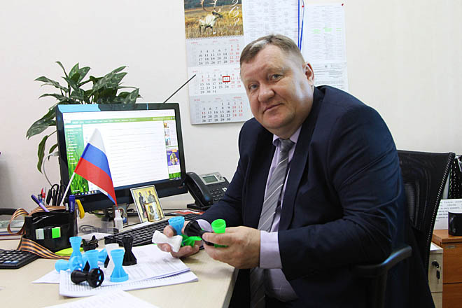 Начальник районного Управления соцполитики Андрей Яковлев: «30 деталей  хвостовиков на прошлой неделе передали из Беринговского, ждём на днях  ещё порядка сотни». ФОТО: МИХАИЛ ГЕРМАШОВ
