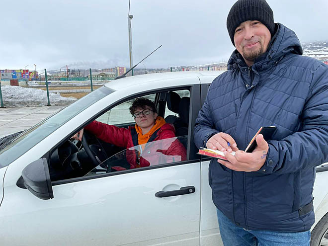 За рулём школьники держались весьма уверенно. «Их хоть сейчас в город выпускай», – считают наставники юных водителей. ФОТО: РАИСА ТИМОШЕНКО За рулём школьники держались весьма уверенно. «Их хоть сейчас в город выпускай», – считают наставники юных водителей. ФОТО: РАИСА ТИМОШЕНКО