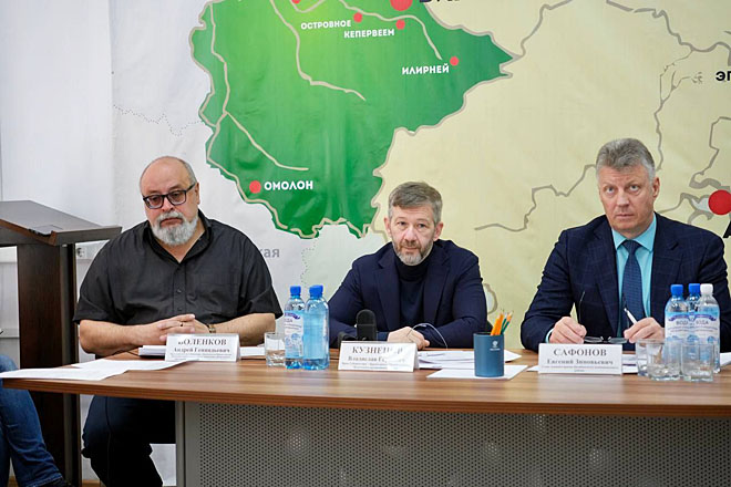 Заседание Правительства Чукотки прошло в выездном формате. Владислав Кузнецов с главой Билибинского района Евгением Сафоновым и врио начальника Департамента образования и науки Андреем Боленковым вышли на связь с Анадырем из Билибино. ФОТО: ПРЕСС-СЛУЖБА ПРАВИТЕЛЬСТВА ЧУКОТСКОГО АО Заседание Правительства Чукотки прошло в выездном формате. Владислав Кузнецов с главой Билибинского района Евгением Сафоновым и врио начальника Департамента образования и науки Андреем Боленковым вышли на связь с Анадырем из Билибино. ФОТО: ПРЕСС-СЛУЖБА ПРАВИТЕЛЬСТВА ЧУКОТСКОГО АО