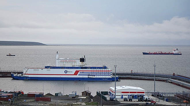 К причалу «Дудинку» сопроводил буксир морпорта Певек «Николай Таврат». ФОТО: ЮРИЙ КАПАСЁВ 