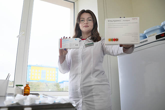 Заместитель главного врача Чукотской окружной больницы Мария Назаренко: «Чукотка получила 6 120 доз трёхвалентной (защищающей от трёх вирусов гриппа) противогриппозной вакцины «Совигрипп» для взрослых и 3650 доз четырёхвалентной «Ультрикс Квадри» для детей». ФОТО: ВАДИМ МАТВЕИЧЕВ Заместитель главного врача Чукотской окружной больницы Мария Назаренко: «Чукотка получила 6 120 доз трёхвалентной (защищающей от трёх вирусов гриппа) противогриппозной вакцины «Совигрипп» для взрослых и 3650 доз четырёхвалентной «Ультрикс Квадри» для детей». ФОТО: ВАДИМ МАТВЕИЧЕВ