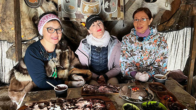 Ведущая программы «Сесиль в стране чудес» француженка Сесиль Плеже (в центре) в России живёт 23 года, но на Чукотке оказалась впервые. ФОТО: ЮЛИЯ ДМИТРИЕВА Ведущая программы «Сесиль в стране чудес» француженка Сесиль Плеже (в центре) в России живёт 23 года, но на Чукотке оказалась впервые. ФОТО: ЮЛИЯ ДМИТРИЕВА