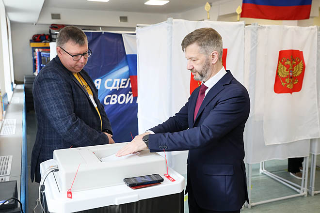 Владислав Кузнецов принял участие в выборах во второй день голосования, прибыв на участок через два часа после его открытия. ФОТО: ВАДИМ МАТВЕИЧЕВ Владислав Кузнецов принял участие в выборах во второй день голосования, прибыв на участок через два часа после его открытия. ФОТО: ВАДИМ МАТВЕИЧЕВ