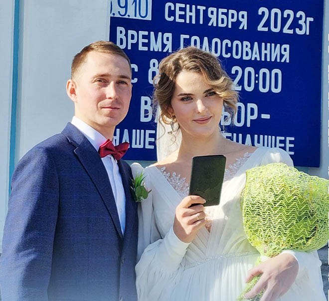 Новобрачные Алексей Полунин и Ксения Еремина отправились на избирательный участок прямо из ЗАГСа. ФОТО:T.ME/EGVEKINOT1946 Новобрачные Алексей Полунин и Ксения Еремина отправились на избирательный участок прямо из ЗАГСа. ФОТО:T.ME/EGVEKINOT1946