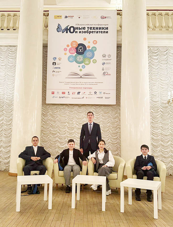 Чукотским школьникам, представившим в Москве проекты в сфере высоких технологий и робототехники, вручили в Колонном зале Дома Союзов дипломы лауреатов X Всероссийской конференции «Юные техники и изобретатели». ФОТО: ИЗ АРХИВА ИВАНА ЧАЙКИНА Чукотским школьникам, представившим в Москве проекты в сфере высоких технологий и робототехники, вручили в Колонном зале Дома Союзов дипломы лауреатов X Всероссийской конференции «Юные техники и изобретатели». ФОТО: ИЗ АРХИВА ИВАНА ЧАЙКИНА