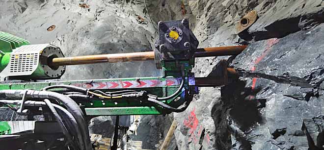 Самоходная буровая шахтная установка Sandvik DD410 – за работой в нижнем рудном штреке: бурит шпуры, куда будет закладываться взрывчатка.
